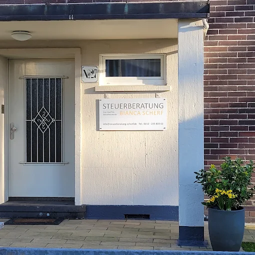 Eingang der Steuerberatung Bianca Scherf mit Praxisschild
